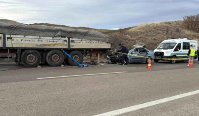 Ankara’da otomobilin tır dorsesine çarptığı kazada 2 kişi hayatını kaybetti