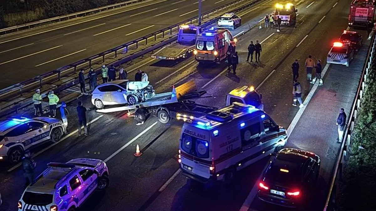 Ümraniye TEM Otoyolu’nda otomobil yolcu otobüsüne çarptı: 2 yaralı