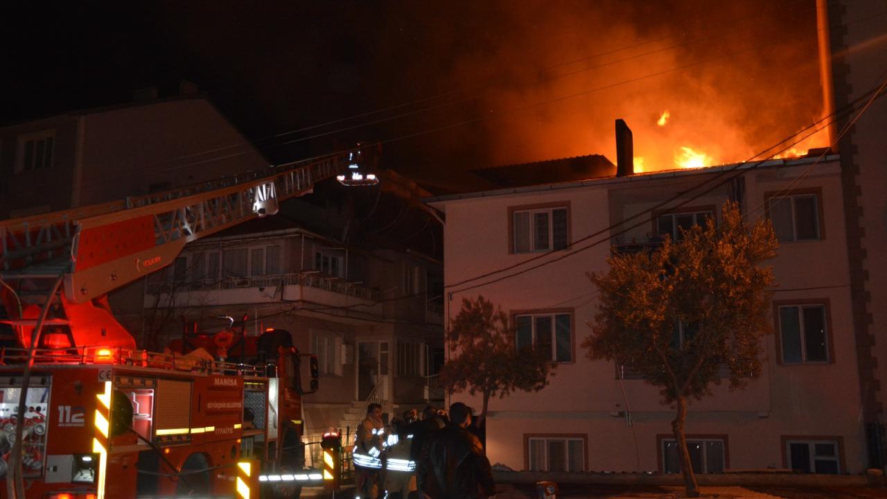 Manisa’da 3 katlı binanın çatısında çıkan yangın söndürüldü