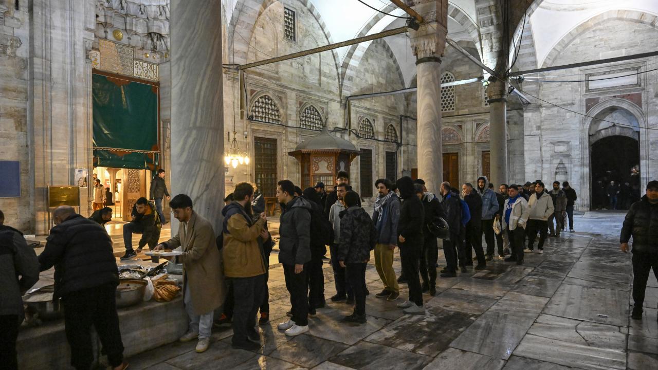 Şehzadebaşı Camii’nde toplanan kalabalık caminin tahribatına karşı nöbet tuttu
