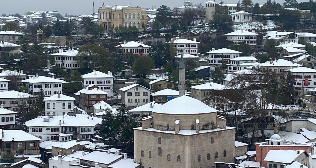 Safranbolu’da kar yağışı tarihi konakları beyaza bürüdü